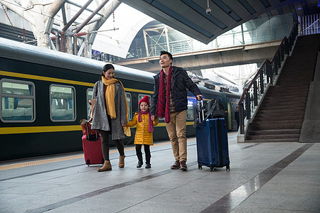 乘客30岁到34岁高雅幸福家庭在车站月台图片