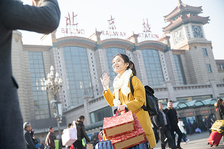 城市风光度假过年青年男女在火车站图片