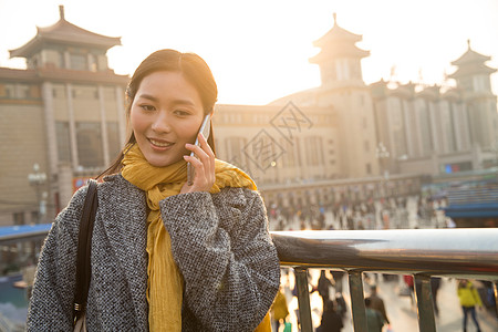 人摄影前景聚焦青年女人在站前广场高清图片