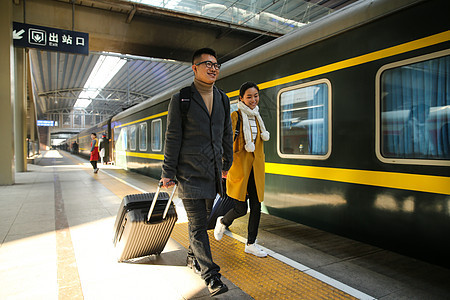 青年女人旅行者车站月台青年情侣在火车站图片