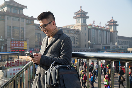 青年人度假日光青年男人在火车站图片