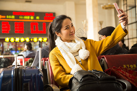 旅途行李春运青年女人在火车站图片