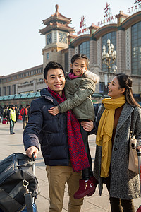 休闲装离开北京幸福家庭在火车站图片