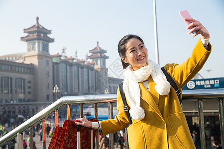 仅女人旅行的人车站青年女人在站前广场图片