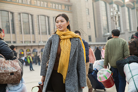 旅行美女运送青年女人在站前广场图片