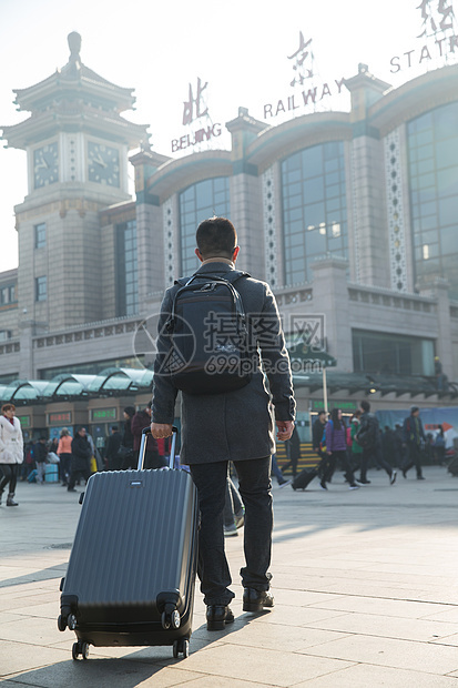 广场运动模糊旅行的人青年男人在火车站图片