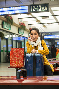 乘客户内候车室青年女人在火车站图片