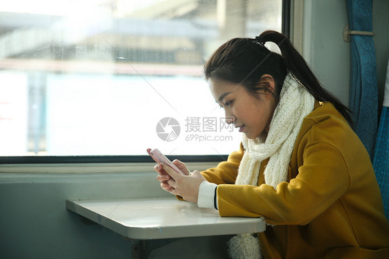 摄影旅行白昼青年女人在火车上图片