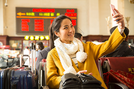 彩色图片背包客青年女人在火车站图片
