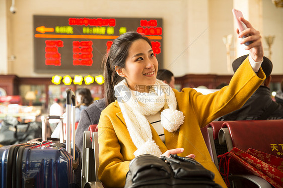 彩色图片背包客青年女人在火车站图片