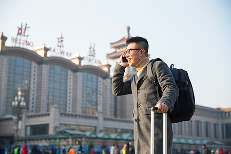 成年人运送青年男人在火车站高清图片