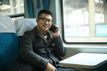 北京旅行者旅途青年男人在火车上图片