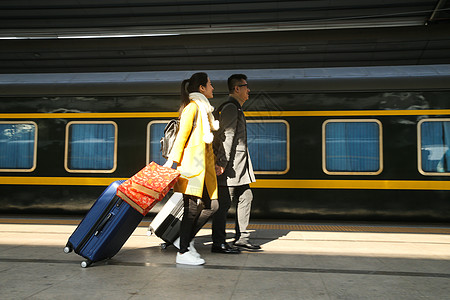 车站情侣两个人女人摄影青年情侣在火车站背景