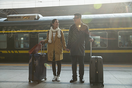 白昼两个人异恋青年情侣在火车站图片