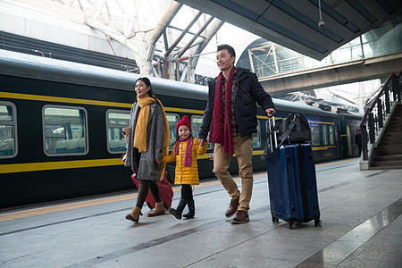 旅行箱火车站男人幸福家庭在车站月台图片