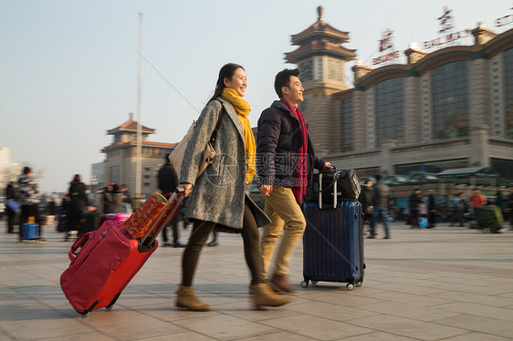 男人情侣手牵手青年男女在站前广场图片