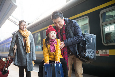 春节信心男人幸福家庭在车站月台图片