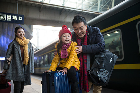 过年站着旅途幸福家庭在车站月台图片