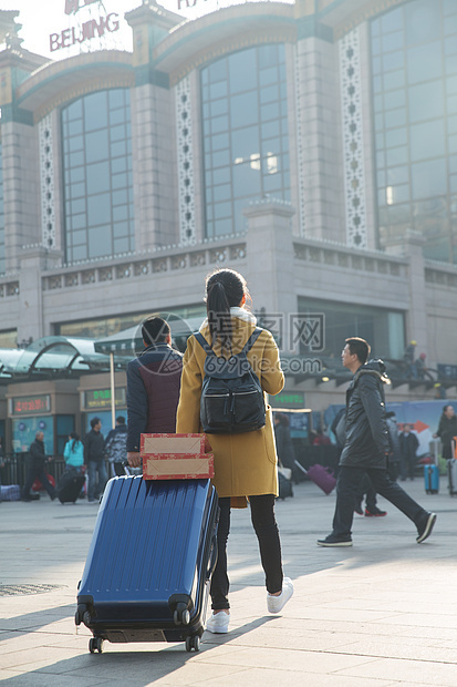 仅一个人春节漂亮的人青年女人在站前广场图片