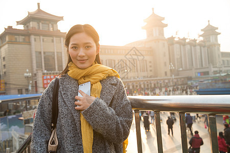 彩色图片人青年人青年女人在站前广场图片