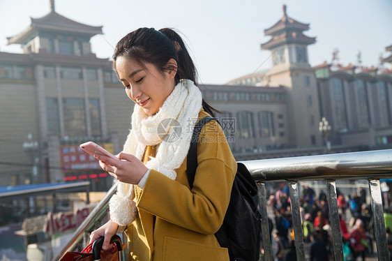 白昼火车站前景聚焦青年女人在站前广场图片