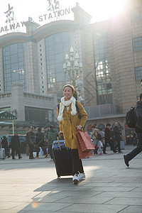 公共交通幸福青年女人在站前广场图片