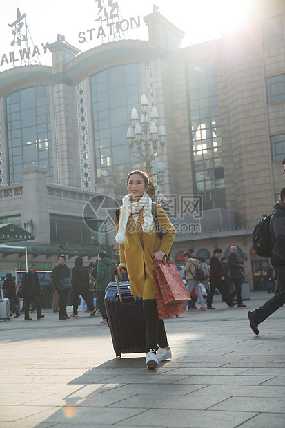 公共交通幸福青年女人在站前广场图片