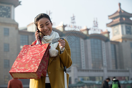 白昼户外人青年女人在站前广场图片