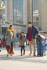 亚洲人附带的人物成年人幸福家庭在火车站高清图片