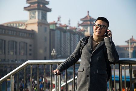 度假乘客彩色图片青年男人在火车站图片