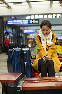 垂直构图仅一个女人亚洲人青年女人在火车站图片