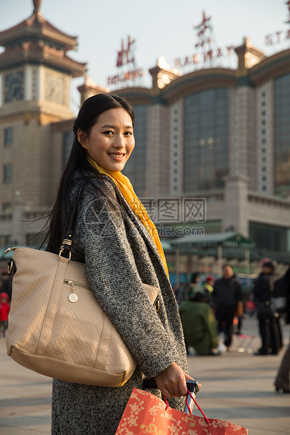 仅成年人旅行者围巾青年女人在站前广场图片