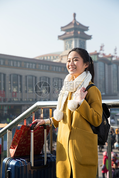 火车站附带的人物回家青年女人在站前广场图片