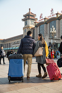 车站情侣两个人北京亚洲人青年男女在站前广场背景