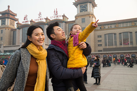 建筑火车站围巾幸福家庭在站前广场图片