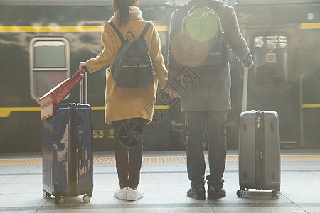 背包客青年女人度假青年情侣在火车站图片