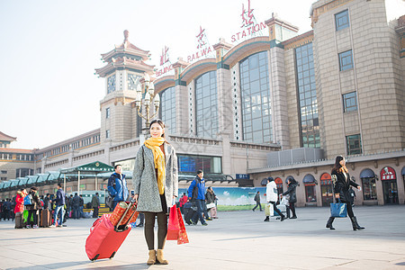 火车站仅成年人休闲装青年女人在站前广场图片