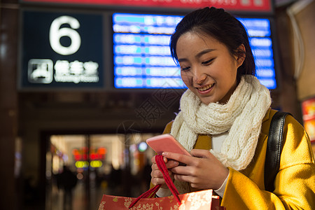 运送漂亮的人美女青年女人在火车站图片