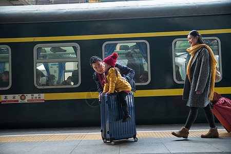 北京30岁到34岁摄影幸福家庭在车站月台图片