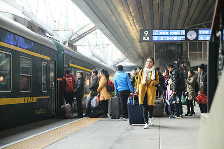 附带的人物幸福背包客青年女人在车站月台背景图片