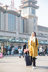 火车站20到24岁火车青年女人在站前广场图片