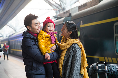 独生子家庭户外火车站幸福家庭在车站月台图片