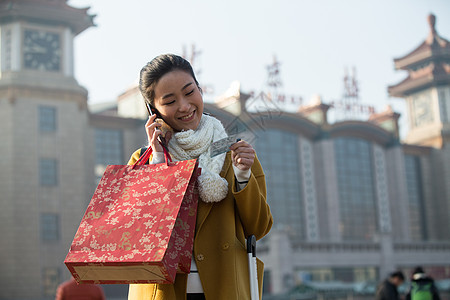 成年人亚洲休闲装青年女人在火车站图片