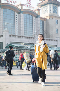 附带的人物火车站等待青年女人在站前广场图片