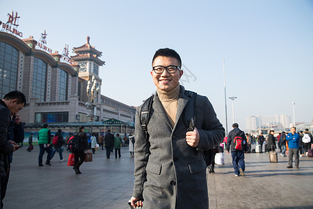 运送日光乘客青年男人在火车站图片