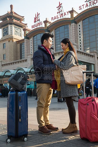 旅行箱男人快乐青年男女在站前广场图片