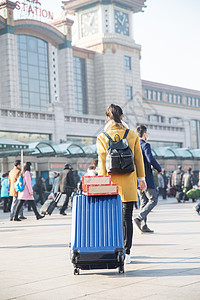 旅行箱旅行背包客青年女人在站前广场图片