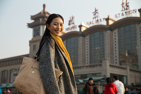 信心附带的人物回家青年女人在站前广场图片