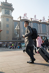 旅行者春运旅游青年男人在火车站图片