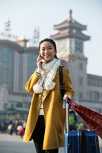 火车站旅行的人摄影青年女人在站前广场图片